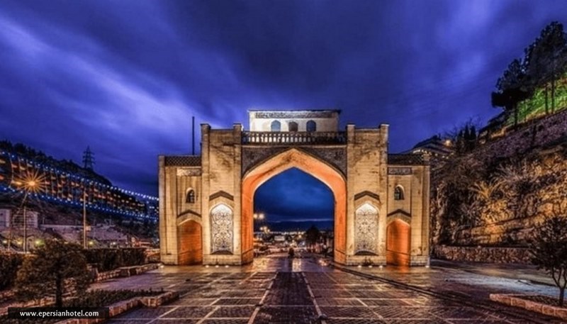 دروازه قرآن شیراز در شب